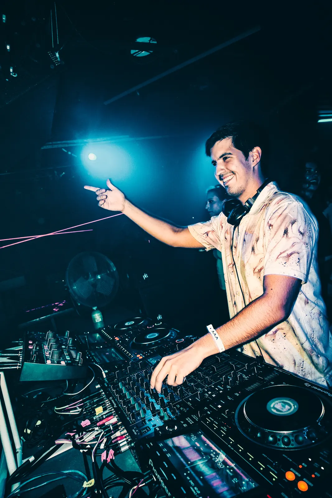 Azul pointing to the crowd at CODA