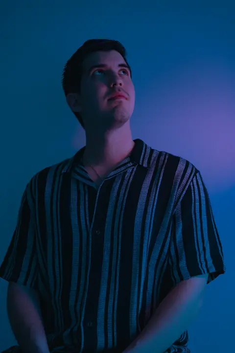 Press photo: Azul in blue and violet light